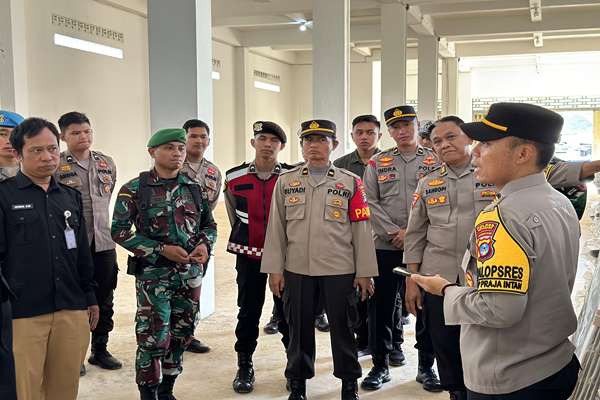 Polres Kotabaru Pastikan Keamanan Logistik Pilkada 2024, Temukan Kelebihan Kotak Suara 1 IMG 20240918 WA0043 11zon