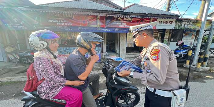 Upaya Satlantas Polres Kotabaru Tingkatkan Kesadaran Berlalu Lintas di Jalan Raya 1 seorang pria berbicara dengan seorang wanita di atas sepeda motor