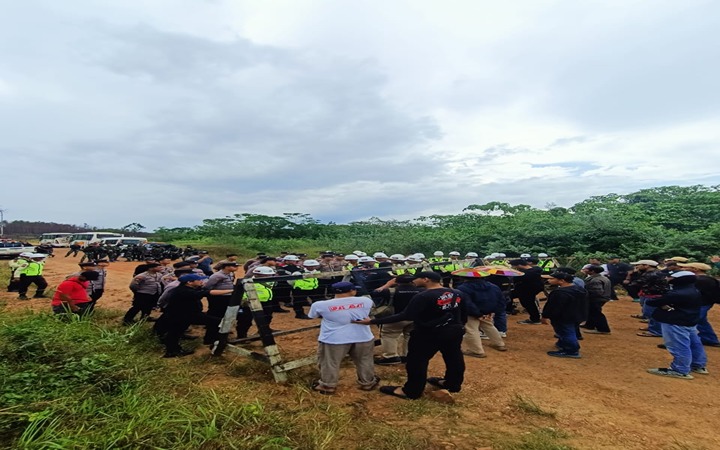 Petani Tuntut Ganti Rugi ke PT Berau Coal, Hadapi Penghadangan Security yang Memicu Ketegangan 2 IMG 20241104 WA0018 11zon
