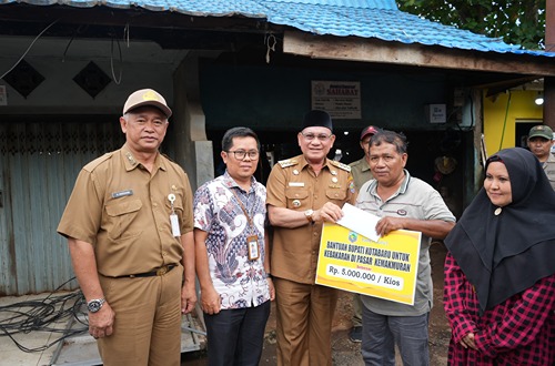 Bupati Kotabaru Serahkan Bantuan dan Tinjau Lokasi Pasca Kebakaran Pasar Kemakmuran 1 IMG 20241105 WA0038 11zon