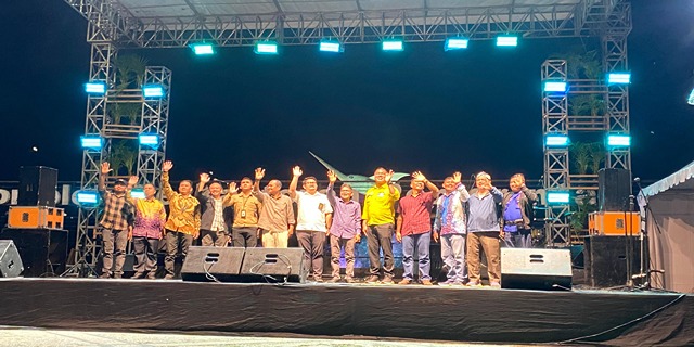 "Musisi tampil di panggung Batu Balingkun Kotabaru Jazz Fest 2024 dengan latar belakang penonton antusias."