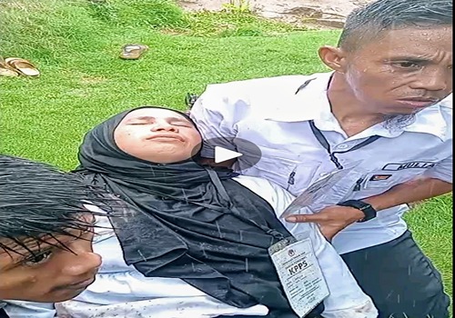 Polisi memberikan pertolongan kepada petugas KPPS yang mengalami kecelakaan di Desa Teluk Sungai, Kotabaru.