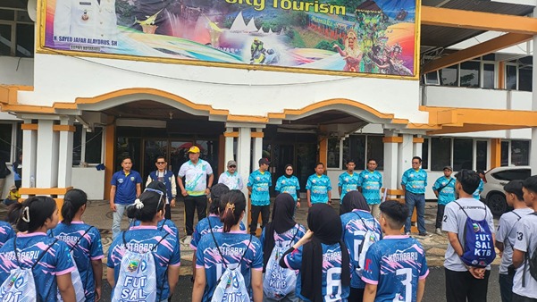 Pelepasan Atlet Futsal Kotabaru ke Kejurprov 2024, Bupati Kotabaru diwakili Staf Ahli Bidang Ekonomi Bapak Johanuddin dalam acara pelepasan atlet futsal putra dan putri