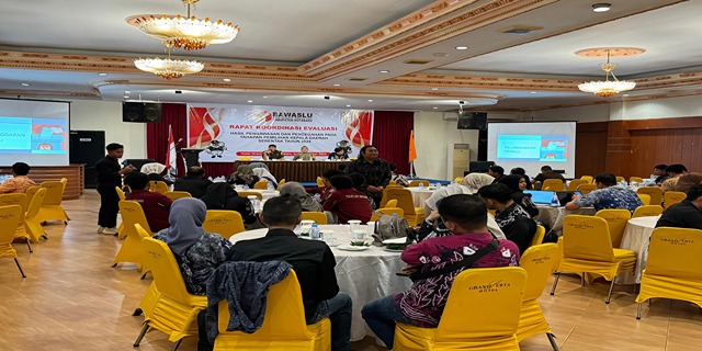 Kabag Ops Polres Kotabaru, AKP Dr. Abd. Rauf, (Tengah) usai memberikan materi dalam Rapat Koordinasi Evaluasi Hasil Pengawasan dan Pencegahan Pilkada 2024 di Ballroom Hotel Grand Surya, Kamis (5/12/2024). (Sumber Foto: HPK)