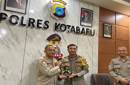 Polres Barito Kuala Tiru Sukses Polres Kotabaru Layani Kelompok Rentan (2024) 3 Penyerahan plakat kenang-kenangan.