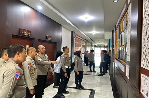 Polres Barito Kuala Tiru Sukses Polres Kotabaru Layani Kelompok Rentan (2024) 2 Polres Barito Kuala mempelajari strategi pelayanan publik