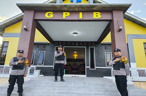 Pengamanan Polsek Kelumpang Hilir di perayaan Natal Gereja GPIB Desa Tegalrejo, Kotabaru, dengan ratusan jemaat hadir.