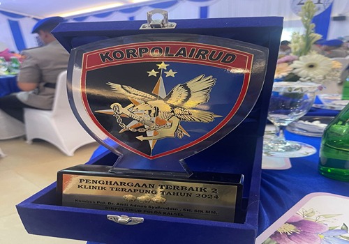 Polres Kotabaru Raih Penghargaan Klinik Terapung Terbaik II di HUT Polairud Ke-74 1 Penghargaan Klinik Terapung Terbaik Kedua Tahun 2024 yang diraih oleh Polres Kotabaru, dengan lambang Korpolairud.