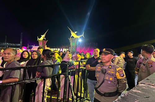Polisi berjaga di acara penutupan Beach Enduro Race 2024 di Siring Laut Kotabaru, Kalimantan Selatan.