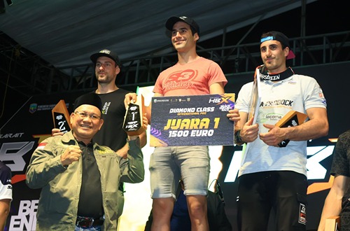 Bupati Kotabaru H. Sayed Jafar Alaydrus menutup Event Trail Game Hayau Barait X di Sirkuit SJA TBK.