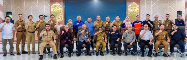 Peserta FGD PSDKU Pemkab Kotabaru dan ULM berfoto bersama di Aula Bamega, Kantor Bupati Kotabaru.