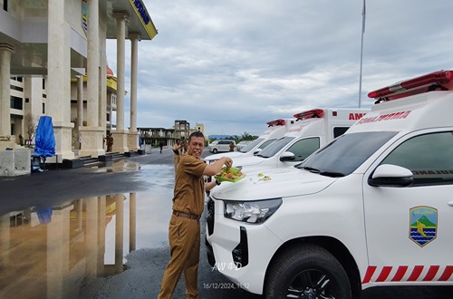 Tingkatkan Layanan Kesehatan, Pemkab Kotabaru Serahkan 42 Unit Mobil Ambulans 1 Penyerahan simbolis 42 unit mobil ambulans oleh Kepala Dinas Kesehatan Kotabaru di halaman Kantor Bupati Kotabaru.