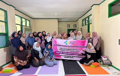 Foto bersama mahasiswa Poltekkes Kemenkes Banjarmasin dan ibu hamil usai kegiatan senam Prenatal Yoga di Desa Tegalrejo.