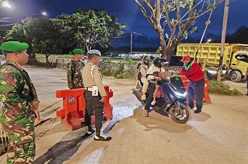 Petugas gabungan Polri, TNI AD, dan Satpol PP berjaga di Pos Pelayanan Ferry Tanjung Serdang selama Operasi Lilin Intan 2024.