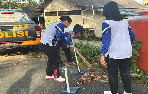 Polres Kotabaru Galakkan Jumat Bersih, Ciptakan Lingkungan Kerja Sehat 1 Personil Polres Kotabaru sedang membersihkan halaman Mako Polres dalam kegiatan Jumat Bersih, 27 Desember 2024.