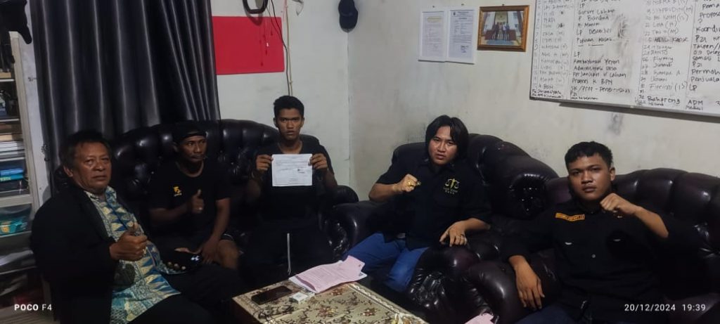 Syabilla bersama ayah dan tim hukum BASA & Rekan saat menerima surat pembebasan.