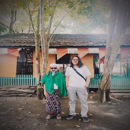 Tak syak lagi, cinta kepada Sang Nabi itu juga diwujudkannya dalam usaha menyampaikan ajaran-ajaran beliau dengan tekun dan tulus.