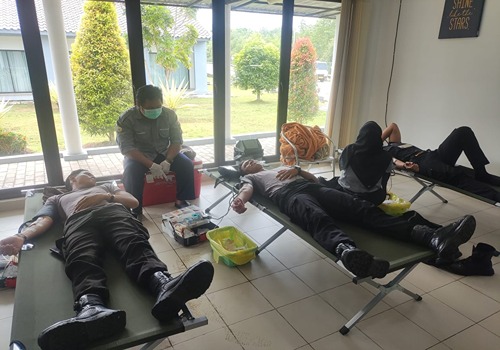 Samapta Polres Kotabaru turut berpartisipasi dalam kegiatan donor darah yang digelar di PT SDGI,