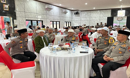 Kapolres Kotabaru AKBP Doli M. Tanjung memberikan sambutan pada acara peringatan Isra Mi'raj Nabi Muhammad SAW, di Aula Sanika Satyawada Polres Kotabaru.