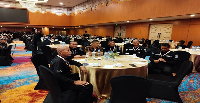 Kasi Humas Polres Kotabaru, IPTU Agus Riyanto, menghadiri Seminar Nasional bertajuk Transformasi Publikasi Media Berbasis Birokrasi Digital di Galaxy Hotel Banjarmasin.