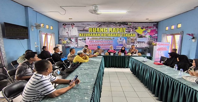 Kegiatan penyuluhan Dumas Keliling, sosialisasi WA Yanduan, dan Jum'at Curhat oleh Polres Kotabaru di Kantor Kelurahan Kotabaru Tengah dengan dihadiri masyarakat dan aparat setempat.