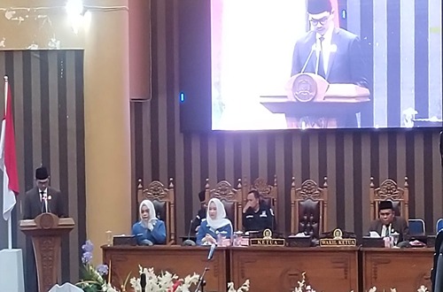 Ketua DPRD Tanah Bumbu Andrean Atma Maulani dan Ketua GATRIWARA Finda Maulani bersama para anggota dewan dalam acara pengukuhan GATRIWARA di Ruang Rapat Paripurna DPRD Tanah Bumbu