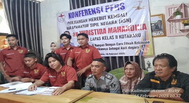 Yudistira Mahardika bersama ARUN menggelar konferensi pers untuk memperjuangkan keadilan atas pemberhentiannya sebagai ASN tanpa proses hukum.