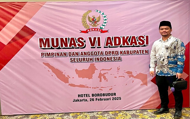 Andi Hermanto, S.M., Wakil Komisi III DPRD Tanah Bumbu, menghadiri Munas VI ADKASI di Hotel Borobudur, Jakarta, membahas penguatan fungsi DPRD dalam pembangunan daerah.