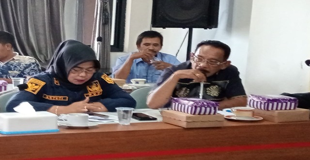 H. Abdul Kadir, anggota DPRD Kotabaru, menjelaskan masalah utang material sub kontraktor dalam Rapat Dengar Pendapat (RDP) terkait proyek jalan Lalapin.
