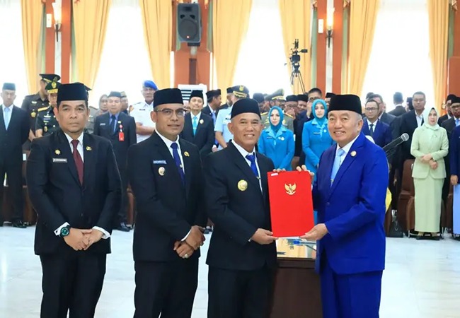 Bupati dan Wakil Bupati Kotabaru Terima SK Mendagri Gubernur Kalimantan Selatan, H. Muhidin, secara resmi menyerahkan Surat Keputusan (SK) Menteri Dalam Negeri kepada Bupati Kotabaru H. Muhammad Rusli dan Wakil Bupati Syairi Mukhlis di Gedung Mahligai Pancasila, Banjarmasin, pada Rabu (5/3/2025). Penyerahan SK ini menandai dimulainya masa kepemimpinan mereka untuk periode 2025-2030.