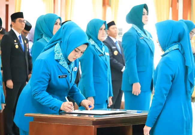 Suci Anisa Rusli menandatangani berita acara pelantikannya sebagai Ketua TP PKK Kotabaru periode 2025-2030 dalam sebuah acara resmi di Gedung Mahligai Pancasila, Banjarmasin. (Dok: Kominfoktb)