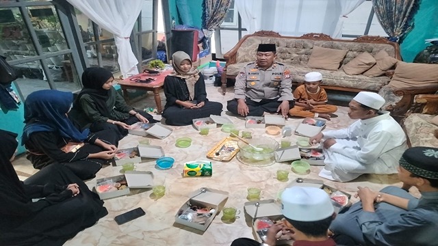 Kasat Binmas Polres Kotabaru IPTU Mujiyanto berbuka puasa bersama anak yatim di Perumnas Semayap, Kotabaru.