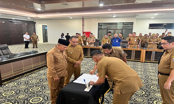 Bupati Kotabaru H. Muhammad Rusli menyaksikan penandatanganan Piagam Audit Internal (Internal Audit Charter) oleh pejabat terkait dalam acara yang berlangsung di Aula Kantor Bupati Kotabaru, Sebelimbingan, Senin (10/03/2025). Kegiatan ini dihadiri oleh Wakil Bupati, Inspektur Kotabaru, serta jajaran SKPD dan camat se-Kabupaten Kotabaru.