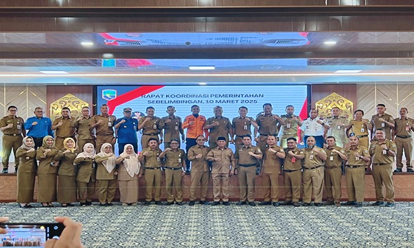 Bupati Kotabaru, H. Muhammad Rusli, bersama Wakil Bupati Syair Mukhlis, jajaran Forkopimda, serta perwakilan SKPD dan kecamatan berfoto bersama usai Rapat Koordinasi Pemerintahan di Aula Kantor Bupati Kotabaru, Sebelimbingan, Senin (10/03/2025). (Takam5.com)