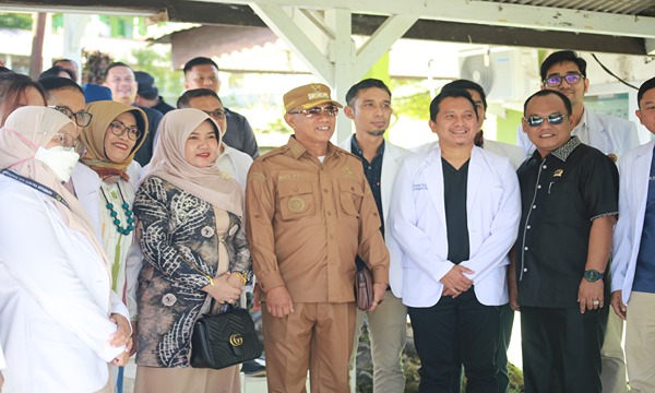 Bupati Kotabaru, H. Muhammad Rusli, didampingi Ketua TP-PKK Kotabaru, Ketua dan Wakil Ketua DPRD, serta jajaran terkait saat meninjau fasilitas dan pelayanan di RSUD Pangeran Jaya Sumitra Kotabaru, Senin (10/03/2025). (Takam5.com)