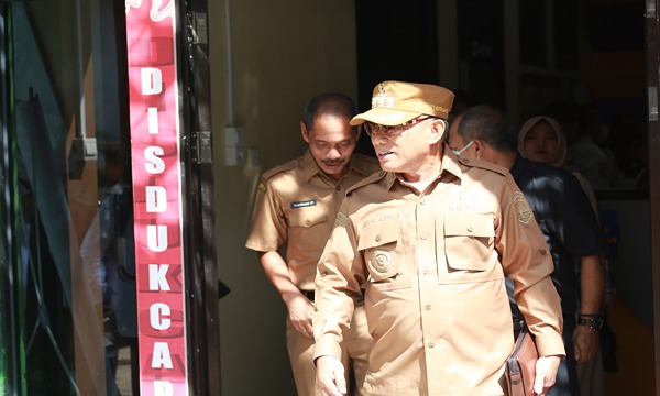 Bupati Kotabaru Tinjau Disdukcapil, Dorong Inovasi Pelayanan Publik 1 IMG 0299 11zon