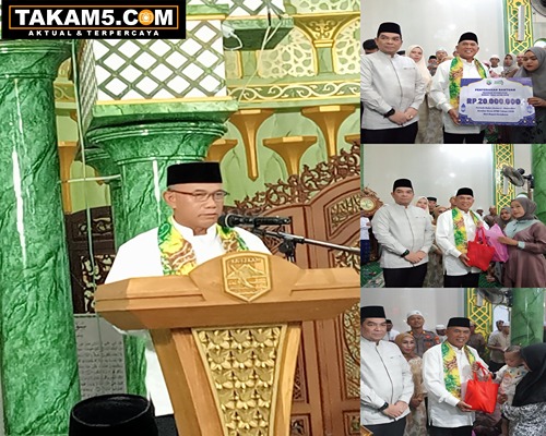 Bupati Kotabaru, H. Muhammad Rusli, didampingi Pj. Sekda, Eka Syafruddin menyerahkan bantuan sosial kepada warga dalam kegiatan Safari Ramadhan di Masjid Miftahul Jannah, Kecamatan Pulau Laut Utara, Senin (10/03/2025).