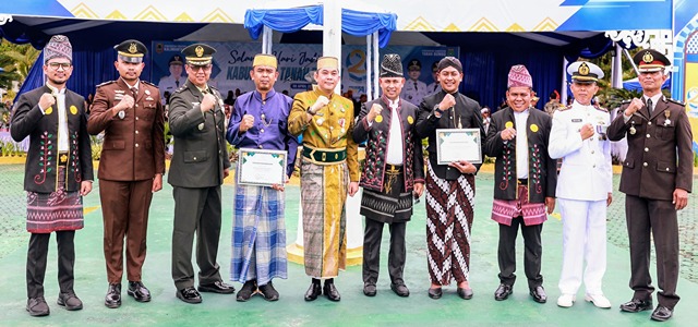 Foto bersama pejabat dan tokoh daerah dalam peringatan Hari Jadi ke-22 Kabupaten Tanah Bumbu.