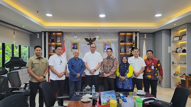 Bupati Kotabaru H. Muh. Rusli berfoto bersama Sekretaris Jenderal Kemensos Robben Rico dan jajaran pejabat lainnya usai pertemuan resmi di kantor Kemensos RI, Jakarta, Rabu (10/4/2025).
