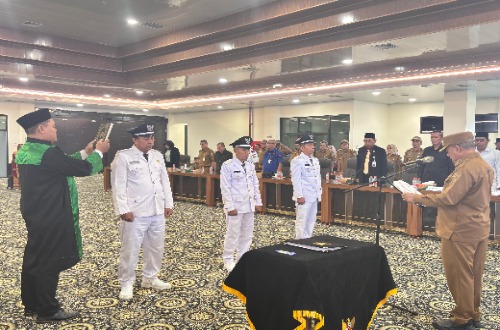 Pelantikan tiga Kepala Desa PAW oleh Bupati Kotabaru di Aula Kantor Bupati.