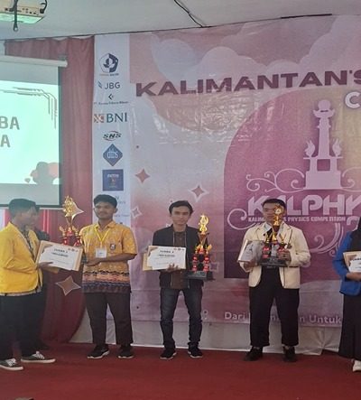 "Gregory Pierce Ambarita bersama para pemenang lain saat menerima penghargaan Juara 1 Olimpiade Fisika se-Kalimantan 2025."