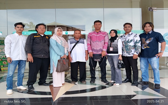 Foto bersama Tim Hukum Basa & Rekan di depan gedung Pengadilan Negeri Kotabaru usai melaksanakan sidang perdana