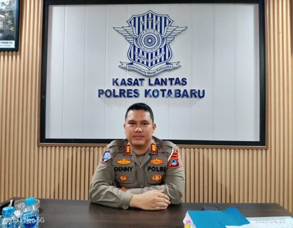 Kasat Lantas Polres Kotabaru AKP Denny Maulana Saputra saat berada di ruang kerjanya.