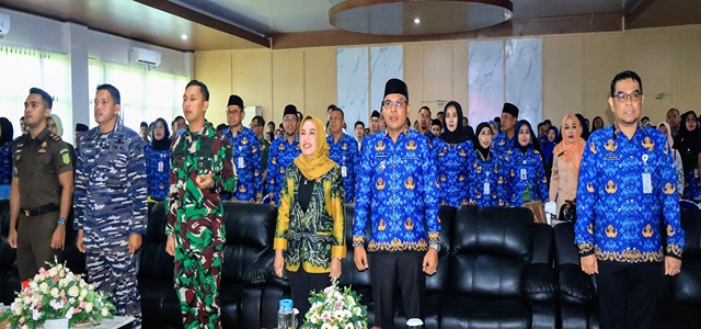 Musyawarah Perencanaan Pembangunan (Musrenbang) Kabupaten Kotabaru Tahun 2026, yang berlangsung di aula BAPPERI pada Kamis (17/4/25), dihadiri oleh berbagai elemen pemerintahan dan masyarakat. Kegiatan ini bertujuan untuk menyelaraskan aspirasi masyarakat dengan arah kebijakan pembangunan daerah.