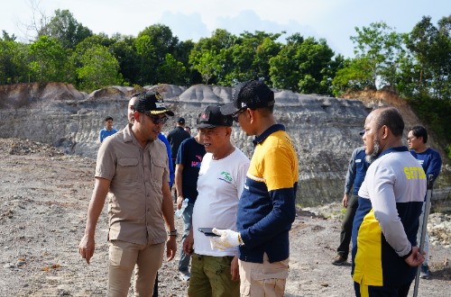 Beberapa pejabat Kotabaru berdiskusi di area pembangunan RSUD Stagen saat kegiatan gotong royong Jumat Bersih.