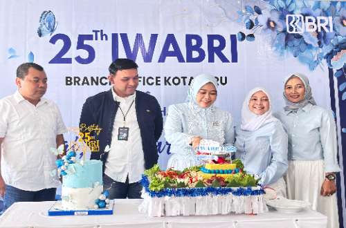 Ketua IWABRI Cabang BRI BO Kotabaru memotong tumpeng dalam rangka HUT ke-25 IWABRI.