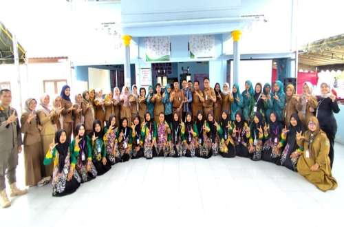 Foto bersama kader Posyandu, TP-PKK, dan unsur pemerintahan Desa Karang Mulya dalam Lomba Posyandu ILP di Kecamatan Kusan Hulu, Tanah Bumbu.