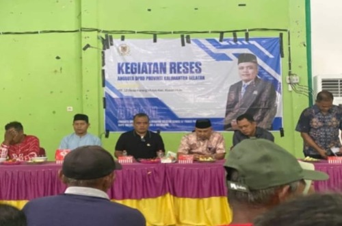 Kegiatan reses Anggota DPRD Provinsi Kalimantan Selatan bersama warga di dalam ruangan.