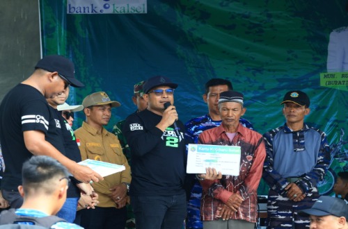 Wakil Bupati Kotabaru menyerahkan Kartu Kotabaru Sehat secara simbolis kepada warga dalam acara Trabas Hebat 2.