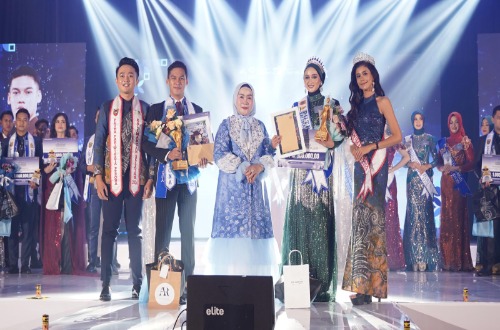 Para pemenang Putra Putri Pariwisata Kalimantan Selatan 2025 berpose di atas panggung bersama panitia dan tamu kehormatan